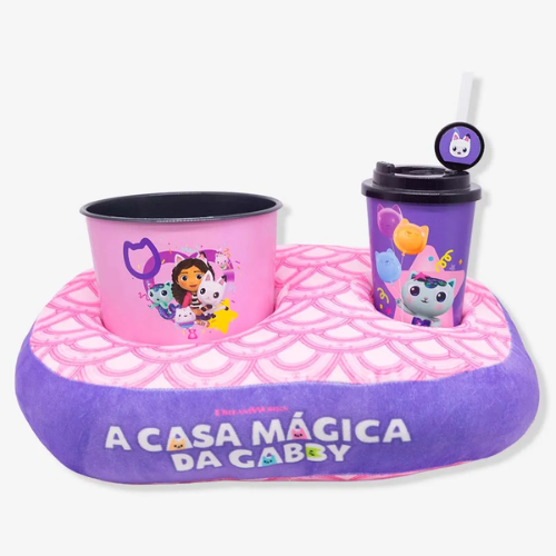 KIT ALMOFADA PIPOCA INF. PLUSH FIBRA A CASA MAGICA DA GABBY